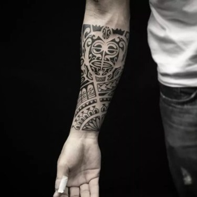  Tatouage maori, polynésien sur l'avant bras d'un homme